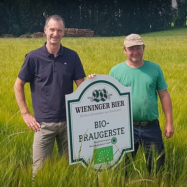 Christian Wieninger überreichte die passende Beschilderung für die Bio-Braugersten-Felder.