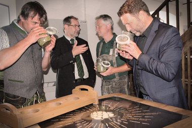 Georg Wetzelsperger und Peter Loreth prüfen den Geruch des Hopfens.