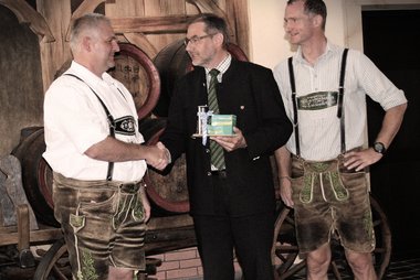  Bürgermeister Thomas Gasser gratuliert Braumeister Bernhard Löw zur gelungenen neuen Brauereitour. 