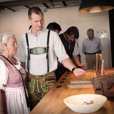 Christian Wieninger erklärt einer Besucherin die Unterschiede in den Malzsorten.