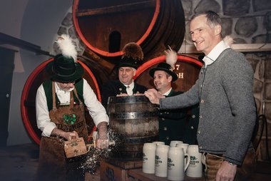 Gekonnt mit zwei Schlägen angezapft 