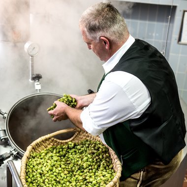  Braumeister Bernhard Löw bei der Hopfenzugabe. 