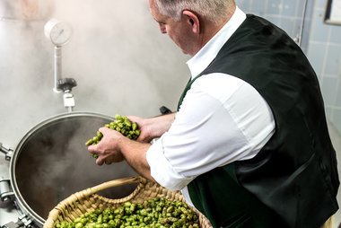  Braumeister Bernhard Löw bei der Hopfenzugabe. 