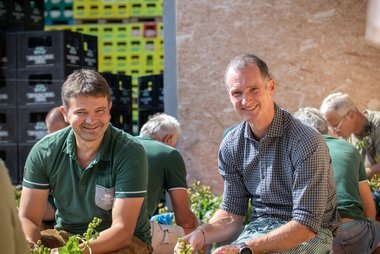  Andreas Brügmann und Christian Wieninger waren sichtlich erfreut über die tatkräftige Hilfe ihrer Mitarbeiter. 