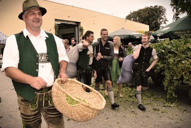 Die Zupfer begleiten Braumeister Bernhard Löw mit den in Säcken abgefüllten Dolden zum Sudkessel.