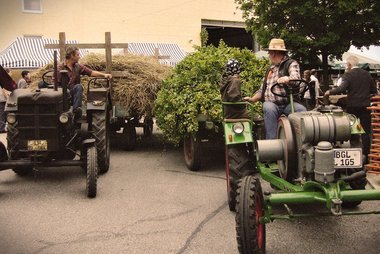 Der Laufener Landweizen und die frischen Hopfendohlen erreichen das Festgelände.