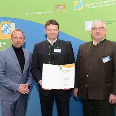 Staatsminister Thorsten Glauber, Geschäftsführer Andreas Brügmann, 1. Braumeister Bernhard Löw