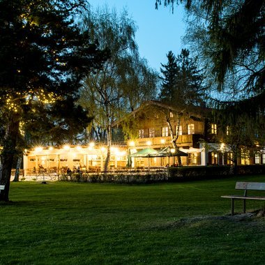 Das Seegasthaus Wagner liegt idyllisch direkt am Ostufer des Waginger Sees.