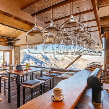 Eine Besonderheit auf der Unternbergalm ist das große Panoramafenster.