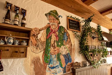  Die urige Einrichtung trägt zur angenehmen Atmosphäre bei.  