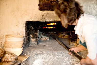  Holzofenbrot zu zaubern bedarf Sorgfalt und viel Zeit. 