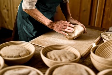  Wer mit Hand Brot bäckt, fühlt feiner als eine Maschine. 