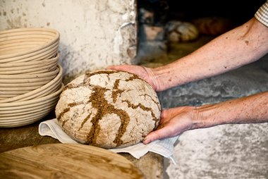  Holzofenbrot zu zaubern bedarf Sorgfalt und viel Zeit. 