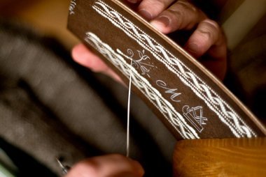 Federkielsticken ist ein altes, fast ausgestorbene Handwerk.