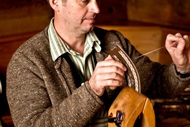 Beim Federkielsticken ist Konzentration und Präzision  gefragt.