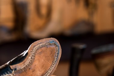  Früher wurden alte Sohlen neu besohlt und genäht. 