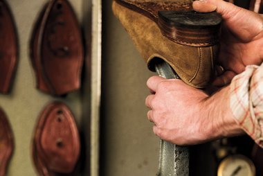  Heute werden nur noch selten Schuhe handgefertigt. 