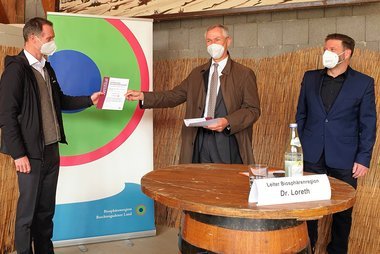Dr. Christian Barth überreicht die Auszeichnung.