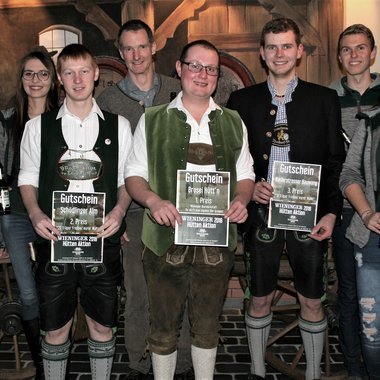 Die glücklichen Gewinner mit Mitarbeitern der Privatbrauerei Wieninger.
