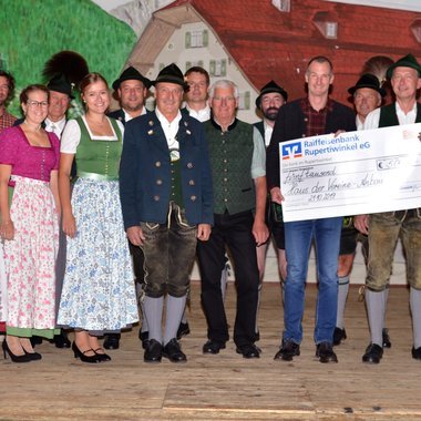 Christian Wieninger lud zur symbolischen Scheckübergabe ein.