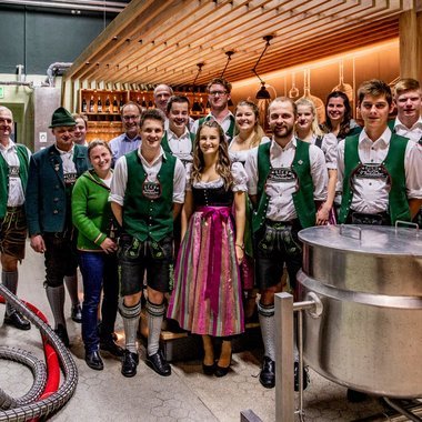Die Aufhamer Trachtler in der Wieninger Bier Werkstatt.