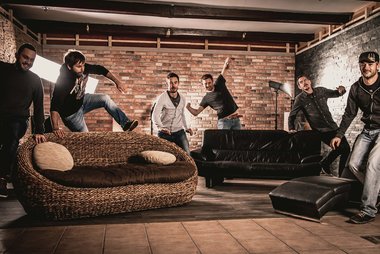 Bei Uferlos treffen Tradition auf Moderne und Polka freundet sich mit Rock an.