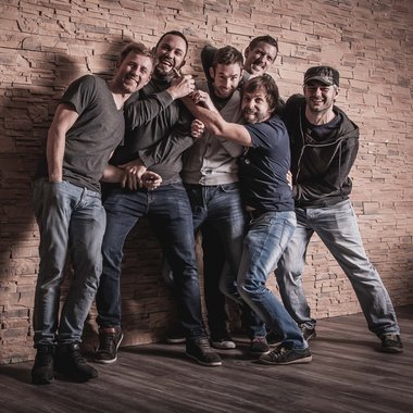 Die sechs Musiker von Uferlos.