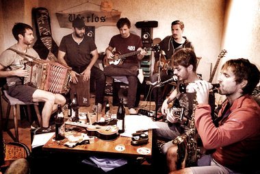 Die Band Uferlos beim gemütlichen Musizieren.