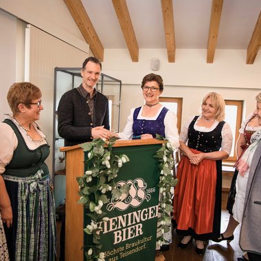 Christian Wieninger empfängt die Bäuerinnen.