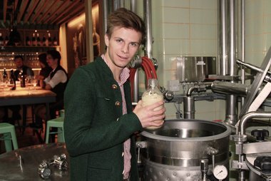  Andreas Wellinger beim Erkunden der Braukunst 